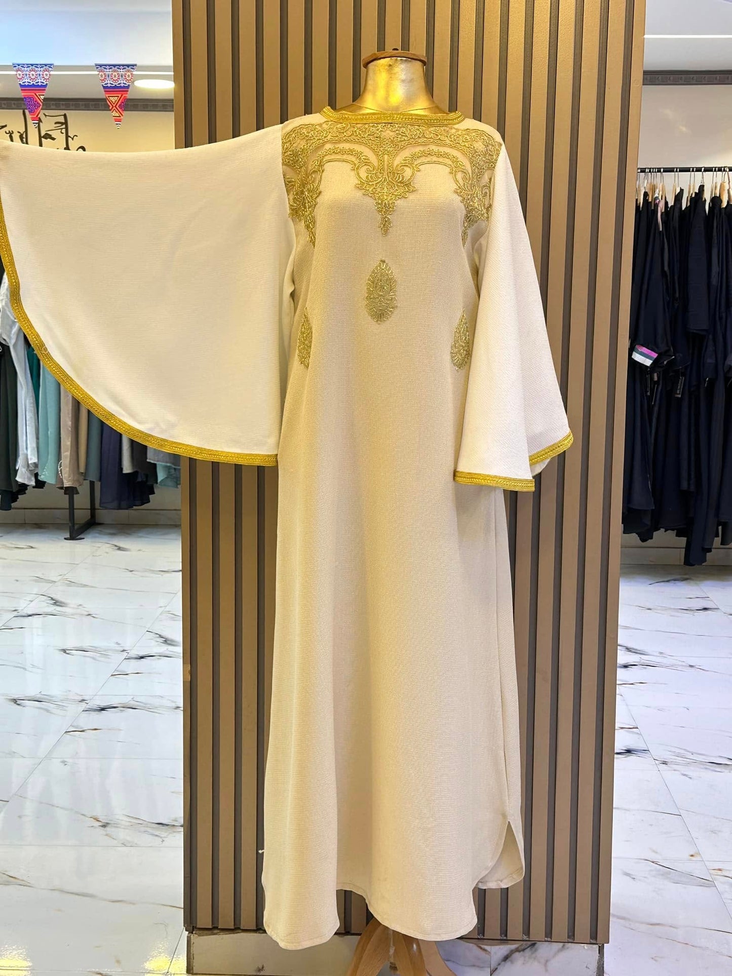 عباية استقبال بلون بيج مميز كم واسع